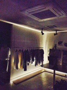 明かりを消すと!