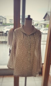 星ボタンブラウス