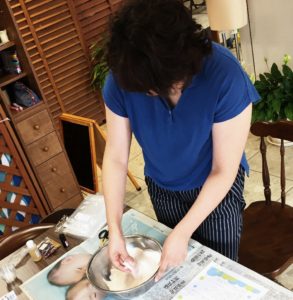 材料を混ぜ混ぜ