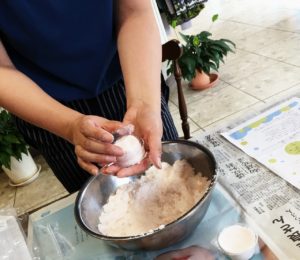 ディップカップで成形中